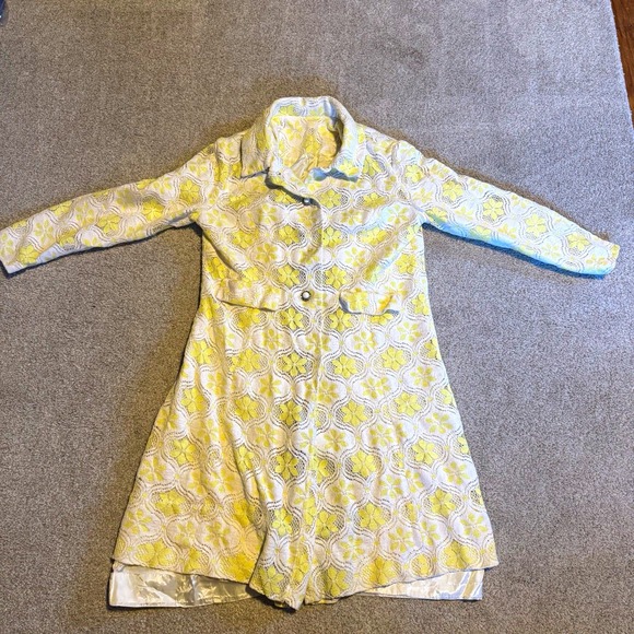 Jackets & Blazers - VNTG 70s Women's Yellow White Floral Swing Coat with creme satin lining